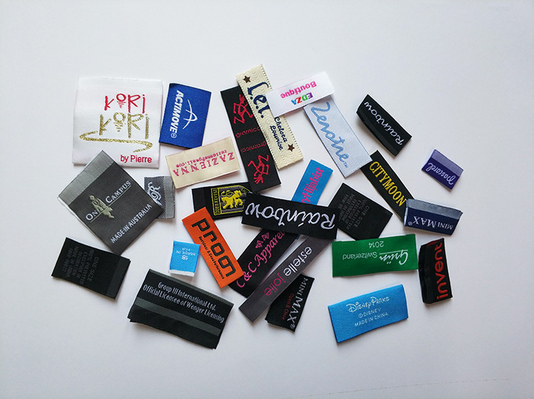 洗水嘜的常用材料有哪些？專業(yè)服裝輔料印刷廠家介紹